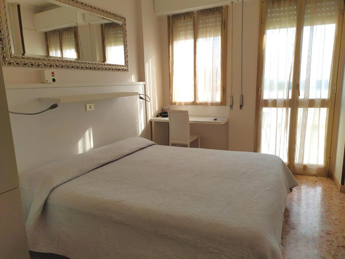Hotel Bellavista San Bartolomeo Al Mare Exteriör bild