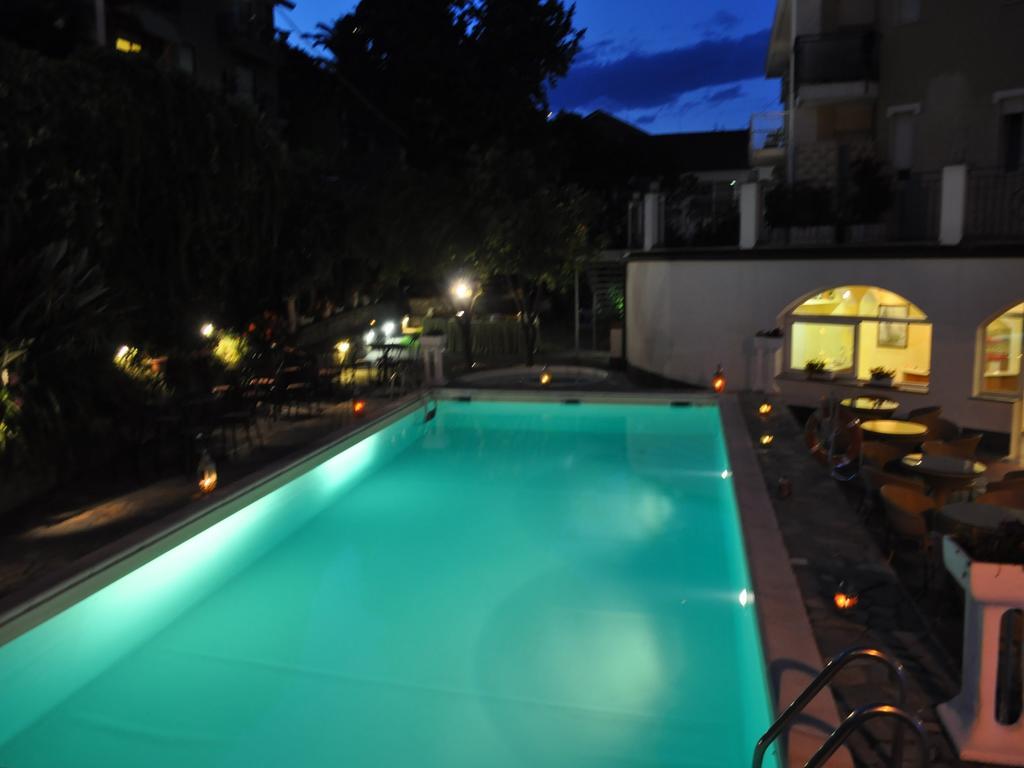 Hotel Bellavista San Bartolomeo Al Mare Exteriör bild